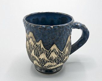 Pottery Mountains, Diy Pottery Painting, Advanced Ceramics, Clay Studio, Clay Mugs, Ceramic Candle Holders, Blue Mountains, Diy Pottery, Clay Art Projects