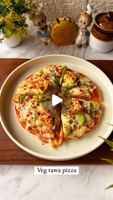 Veg Pizza, Easy Snack Recipes, Pizza Lovers, Chilli Flakes, Pizza Recipe, Pizza Sauce, Pizza Recipes, Quick Recipes, Easy Snacks