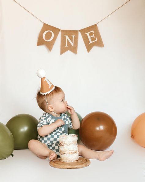 Foto Kelahiran, Smash Cake Session, Simple First Birthday, Baby Birthday Photoshoot, Baby Birthday Decorations, Crafts For Preschoolers, Boys 1st Birthday Party Ideas, 1st Birthday Pictures, 1st Birthday Photoshoot