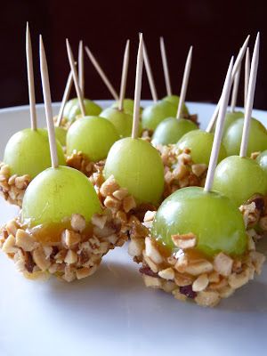 Fantastic Family Favorites: Caramel Grapes Fest Mad, Recipes Yummy, Party Platters, Finger Food Appetizers, Snacks Für Party, Homemade Treats, Yummy Foods, Party Snacks, Wedding Food