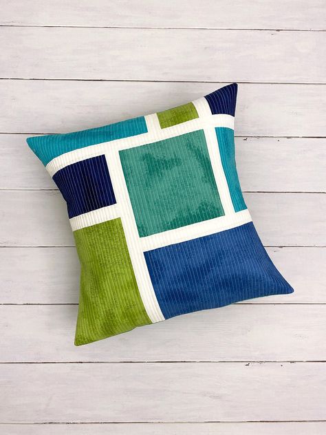 Cushion Designs, My 2022, Quilted Pillow Covers, Modern Quilt Blocks, Modern Pillow, Pillow Tutorial, Lori Holt, Patchwork Cushion, Quilt Batting