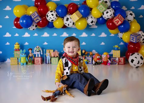 Toy Story Theme Photoshoot, Toy Story Birthday Shoot, Toy Story Photo Shoot Ideas, Toy Story Cake Smash, Toy Story Backdrop Photoshoot, Toy Story Box Photoshoot, Toy Story Cake Smash Photography, Peace Photography, Toy Story Bedroom