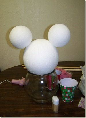 Mickey Centerpiece Ideas, Fake Candy Decorations, Miki Mouse, Mickey Mouse Centerpiece, Mickey Mouse House, Mickey Mouse Birthday Decorations, Minnie Mouse Decorations, Minnie Mouse Theme Party, Mickey Mouse Birthday Cake