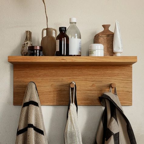 Introducing the Place Rack, an exquisite and functional storage solution for any room in your home. This wall-mounted coat rack, featuring five durable hooks crafted from oiled oak, is complemented by an elegant shelf that's perfect for displaying your cherished mugs or children's clay art. Bathroom Shelf Styling, Charlotte Apartment, Entry Shelf, Small Apartment Entryway, Bali Design, Pine Shelves, Shelf With Hooks, Apartment Entryway, Living Place