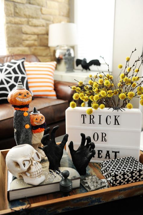 Halloween coffee table vignette found via Pink Peppermint Design. Decor Snippets, Porche Halloween, Halloween Interior, Diy Halloween Home Decor, Halloween Vignette, Uhyggelig Halloween, Halloween Living Room, Dekorasi Halloween, Classy Halloween