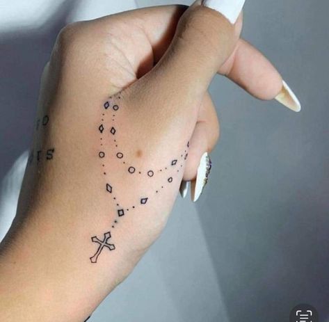 Tato Salib, Membentuk Alis, Tato Minimal, Tato Jari, Cross Tattoos For Women, Tattoo Schrift, Hand And Finger Tattoos, Pretty Hand Tattoos, Hand Tattoos For Women