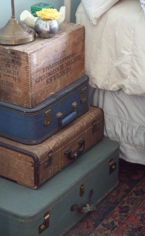 ❧ Valises et bagages ❧ Suitcase Nightstand, Creative Bedside Table, Shabby Chic Nightstand, Diy Nightstand, Old Suitcases, Shabby Chic Living, Vintage Suitcases, Shabby Chic Living Room, Shabby Chic Bathroom