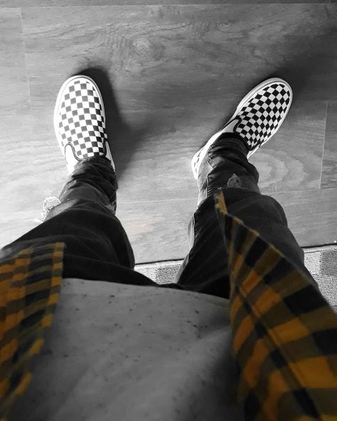 Checkered Vans Outfit Mens, Vans Checkerboard Outfit, Shoes Snap, Checkered Vans Outfit, Vans Outfit Men, Checkered Outfit, Mens Photoshoot Poses, Vans Outfit, Checkered Vans