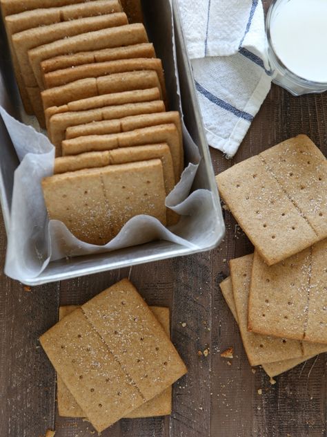 Honey Graham Crackers, Homemade Crackers Recipe, Graham Cracker Recipes, Fruit Cake Cookies, Homemade Graham Crackers, Homemade Pantry, Diy Snacks, Homemade Crackers, Alton Brown