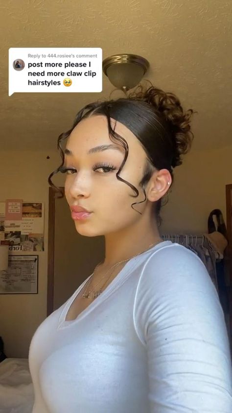 Bun Claw Clip, Curly Bun, Mixed Curly Hair, Curly Hair Videos, Cute Curly Hairstyles, Curly Hair Styles Easy, Clip Hairstyles, Natural Curls Hairstyles, Hairdos For Curly Hair