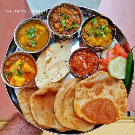 Food Images Indian, Bhojan Thali, Thali Ideas, Lunch Thali, Indian Thali, Indian Food Photography, Vegetarian Fast Food, Tastemade Recipes, Indian Cooking Recipes