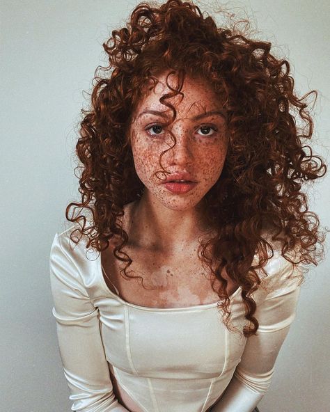 Biracial Women, Beautiful Freckles, Ginger Women, Red Hair Woman, Face Drawing Reference, Beautiful Curly Hair, Garden Cafe, Curly Hair Women, What Am I