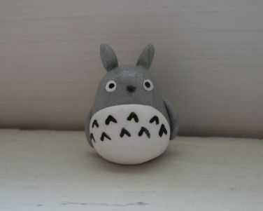 Totoro Polymer Clay by Natsumi-love Totoro Polymer Clay, Totoro Clay Diy, Clay Totoro, Foam Clay Ideas, Totoro Clay, Fimo Kawaii, Clay Models, Sculpting Ideas, Clay Pins