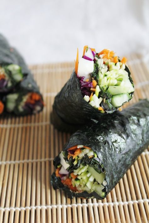 Yum yum!  Very low carb friendly sushi rolls ;-) Nori Wraps, Nori Wrap, Spicy Dipping Sauce, Alkaline Foods, Raw Vegan Recipes, Idee Pasto Sano, Red Cabbage, Sushi Rolls, Vegan Life