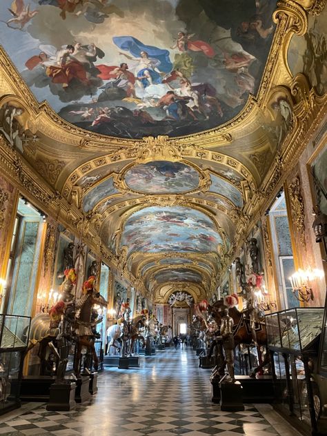 Picture of a royal castle hall in Italy, Torino. It became a museum. There are Beautiful paintings on the roof Italy Torino, Castle Hall, Opera Theatre, Royal Castle, Royal Castles, Class Projects, The Roof, Beautiful Paintings, Beautiful Things