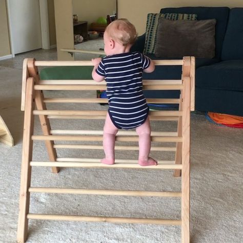 Climbing Triangle, Toddler Climbing, Pikler Triangle, Motor Development, Diy Bebe, Play Gym, Play Structure, Stools With Backs, Climbing Frame