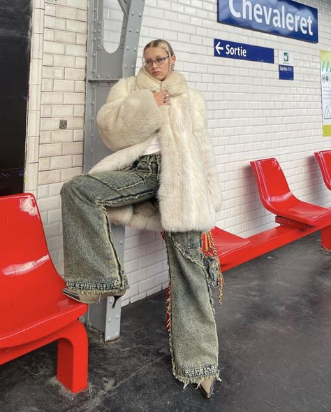 White Fur Coat Outfit, Fur Coat Outfits, Fur Jacket Outfit, Fur Coat Outfit, White Fur Coat, Denim On Denim, Outfit Invierno, White Fur, Coat Outfits