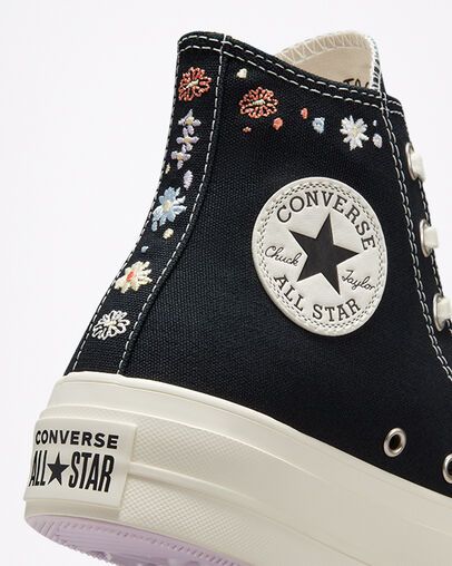 Embroidered Shoes Converse, Converse Ideas, Converse Embroidery, Floral Converse, Cute Converse Shoes, Converse Design, Embroidered Converse, Cute Converse, Plateau Sneaker