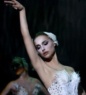 Black Swan. Love Natalie Portman and she was incredible in this film. Black Swan Film, Black Swan Movie, Nina Sayers, Black Swan 2010, Svetlana Zakharova, Darren Aronofsky, Anna Pavlova, The Black Swan, A Clockwork Orange