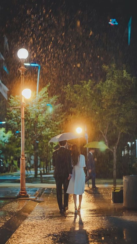 Couple In Rain, Couple Moments, Storybook Art, Walking In The Rain, Ulzzang Couple, Love Couple Photo, Photo Art Gallery, Exploring The World, World One