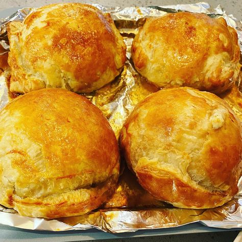 This is an easy and delicious spin on beef wellington! Packed with flavor! Meatloaf Wellington, Puff Pastry Recipes Dinner, Ground Beef Wellington, Easy Beef Wellington, Wellington Food, Beef Wraps, Beef Wellington Recipe, Boursin Cheese, Beef Gravy