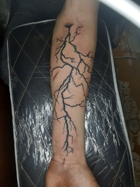 Lightning Half Sleeve Tattoo, Lighting Tattoo Design, Evan Tattoo, Blitz Tattoo, Aa Tattoos, Storm Tattoo, Cheap Tattoo, Lightning Tattoo, Arm Tats