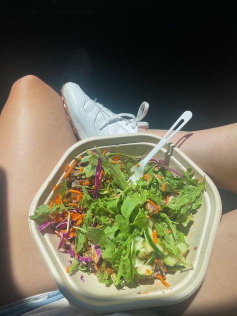 Eating Salad Aesthetic, Aesthetic Salad Pictures, Garden Salad Aesthetic, Sweet Green Salad Aesthetic, Summer Salads Aesthetic, Salad Aesthetic Restaurant, Summer Salad Aesthetic, Sweetgreen Aesthetic, Salad Aesthetic Korean