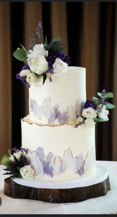 Lavender Cake Wedding, Simple Purple Wedding Cake, Lavender And Gold Wedding Cake, Lavender Wedding Cake Ideas, Lavender Cake Design, Wedding Cakes Lavender, Wedding Cake Lavender, Lilac Wedding Colors, Wedding Cake Purple