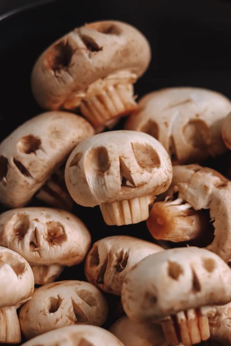 Mushroom Skull Soup, Spooky Vegetables, Creepy Recipes, Dinner Party Vegan, Souper Halloween, Halloween Mushrooms, Halloween Mushroom, Halloween Eats, Vegan Dinner Party