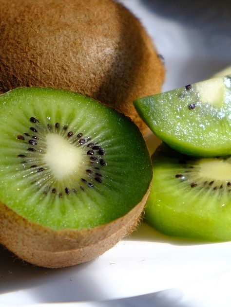 Kiwi Photography, Fruta Kiwi, Kiwi Aesthetic, Salad Pictures, Aesthetic Salad, Aesthetic Chicken, Salad Aesthetic, Bowl Aesthetic, Potted Fruit Trees