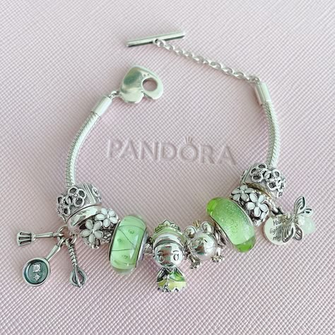 Disney Pandora Bracelet, Charms Disney, Pandora Bracelet Charms Ideas, Girly Bracelets, Pandora Bracelet Designs, Disney Bracelet, Pandora Jewelry Charms, Charms Pandora, Expensive Jewelry Luxury