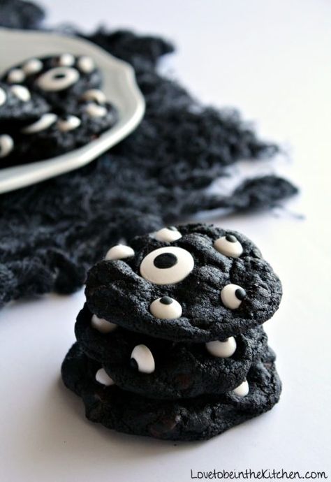 Spooky Cookies Spooky Cookies, Spooky Halloween Desserts, Halloween Treats To Make, Postres Halloween, Fun Halloween Treats, Halloween Food Desserts, Spooky Halloween Treats, Halloween Fruit, Spooky Food