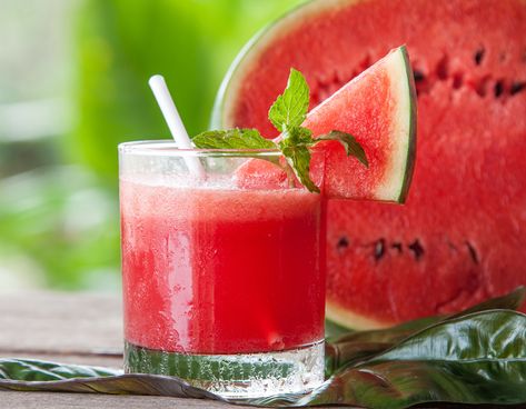 Juicy, sweet and full of summer flavor. Made with fresh watermelon, mint and raspberry iced tea. Healthy Watermelon Smoothie, Watermelon Juice Recipe, National Watermelon Day, Watermelon Health Benefits, Watermelon Smoothie, Watermelon Benefits, Bariatric Food, Let Food Be Thy Medicine, Smoothie Juice