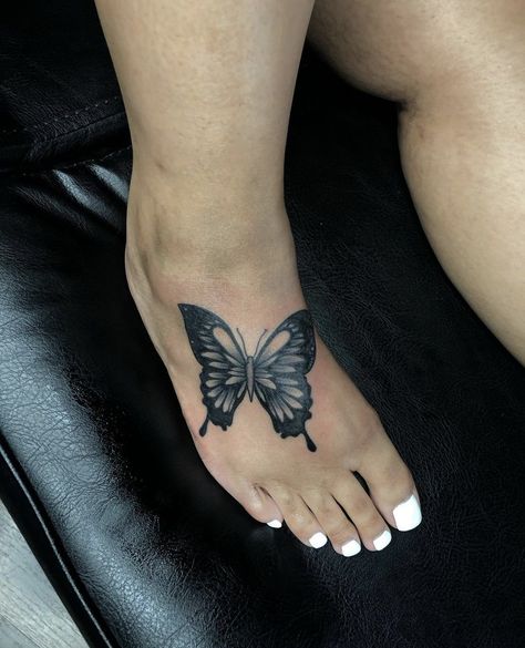 Butterfly Foot Tattoo, Flower Foot Tattoo, Ma Tattoo, Pretty Hand Tattoos, Neck Tattoos Women, Butterfly Tattoos For Women, Foot Tattoos For Women, Small Pretty Tattoos, Tattoos For Black Skin