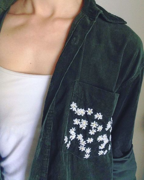 gardening shirt - diy pocket embroidery - killer crafts #embroidery #embroidered #diy #diyfashionshoes Diy Shirt Print, Diy Embroidery Shirt, Diy Pocket, Garden Shirt, Cl Fashion, Embroidery Clothes, Oktoberfest Outfit, Pocket Embroidery, Embroidery Shirt