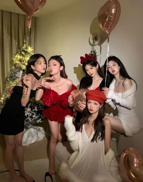 Ulzzang Photoshoot, Besties Group, Ulzzang Friends, Angels Christmas, Friendship Photoshoot, Cute Birthday Pictures, 사진 촬영 포즈, Best Friends Aesthetic, Friend Poses