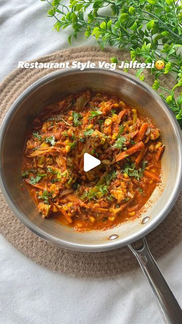 NIDHI JAIN | FOOD BLOGGER on Instagram: "RESTAURANT STYLE VEG JALFREZI😋  Just like me if you also don't know what to do with leftover veggies then try this delicious restaurant style veg jalfrezi which was sooo easy &quick to make also very yummy too😋  Tip - Do not overcook the veggies ...thodasa crunch rakhoge toh it will taste good😋  Follow me on youtube & instagram @cookwithnidhiii 😋  #vegjalfrezi #restaurantstylevegjalfrezi #spicygravy #paneer #indianfood #lunchrecipes #dinnerrecipes #leftoverveggiesrecipe #leftovers #cookwithnidhiii #fyp #mumbaifoodblogger #foodblogger #easyrecipe #15minsrecipe #noonionnogarlic #noonionnogarlicrecipes #noonionnogarlicsabji" Veg Jalfrezi Recipe, Paneer Jalfrezi Recipe, Veg Jalfrezi, Jain Food, Leftover Veggies, Instagram Restaurant, Spicy Gravy, Jain Recipes, Budget Family Meals