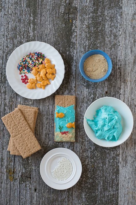 Under the Sea Graham Crackers Edible Kids Crafts, Kids Table Wedding, End Of Year Party, Edible Crafts, Classic Cheesecake, Under The Sea Party, End Of School Year, Camp Cooking, School Snacks