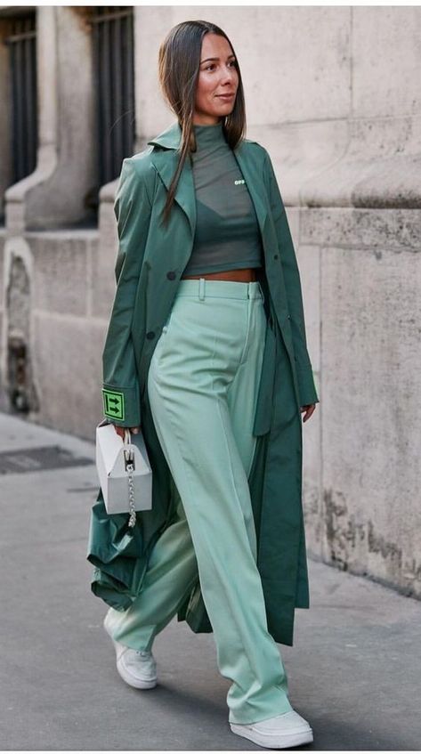 Mode Monochrome, Elegant Summer Outfits, Walking Down The Street, Looks Street Style, Mode Inspo, Colourful Outfits, Looks Style, Mode Inspiration, Street Style Outfit