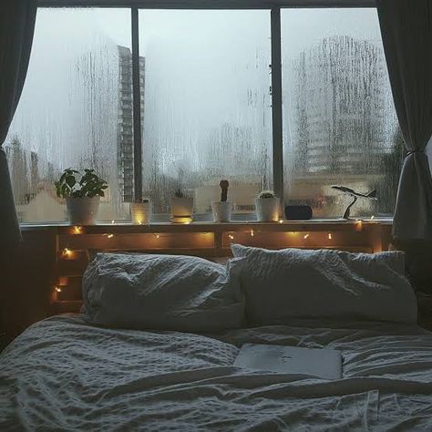 Nothing is better than the sound of heavy rain while you are falling asleep. Fall Bedroom Decor, Stylish Bedroom Design, Rainy Day Aesthetic, Bedroom Decor Cozy, Bedroom Views, Fall Bedroom, Cozy Aesthetic, Aesthetic Rooms, Stylish Bedroom