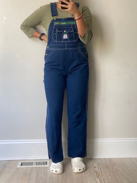 Women takes a mirror selfie of her denim overalls outfit. 80s Overalls, Outfits Overalls, Liberty Overalls, Overalls 90s, Womens Overalls, Overalls Vintage, Womens Outfit, Overalls Fashion, Vintage Overalls