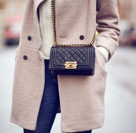 Chanel Le boy bag by Instagram: kenzas Chanel Boy Bag Outfit, Chanel Boy Bag Black, Chanel Bag Outfit, Kenza Zouiten, Chanel Le Boy, Boy Chanel, Handbag Boutique, Office Casual Outfit, Chanel Fashion