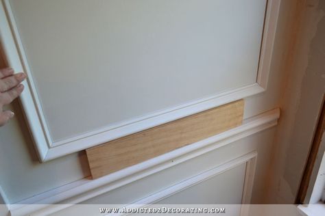 Wainscoting Diy, Wainscoting Staircase, Wainscoting Height, Picture Frame Wainscoting, Wainscoting Hallway, Black Wainscoting, Living Room Hacks, Faux Wainscoting, Molding Ideas