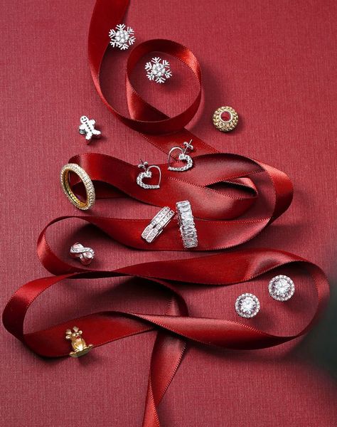 Christmas Gift Photography, Laydown Photography, Christmas Styles, Jewellery Photography Inspiration, Jewelry Product Shots, Christmas Campaign, Jewelry Gift Guide, Holiday Photoshoot, Jewelry Photography Styling