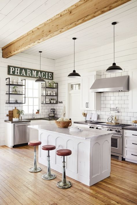 Joanna Gaines Opens the Door to Her Dreamy Family Farmhouse Joanna Gaines Farmhouse Kitchen, Stile Joanna Gaines, Kitchen Joanna Gaines, Gaines Kitchen, Joanna Gaines Kitchen, Joanna Gaines House, Joanna Gaines Farmhouse, Family Farmhouse, Open Kitchen Shelves