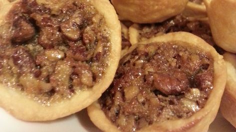 Pecan Tartlets Recipe, Pecan Tartlets, Pecan Tarts Mini, Pecan Tarts Recipe, Pecan Pie Tarts, Pecan Tart, Crumble Cookie, Cream Cheese Pastry, Pecan Sandies