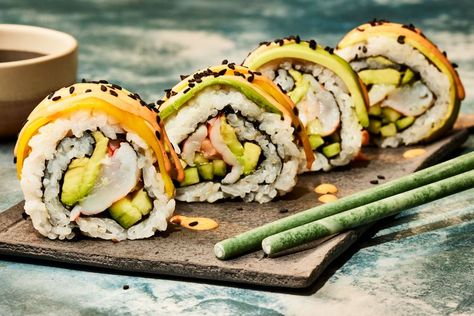 Dragon Roll Avocado Sushi Roll, Avocado Sushi, Sweet Sushi, Making Sushi, Rainbow Roll, Raw Salmon, Dragon Roll, Poached Salmon, Salmon Roe