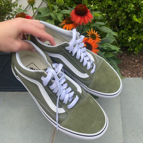 Old Skool Vans Olive Green Green Vans Outfit Womens, Green Vans Aesthetic, Green Vans Outfit, Vans Shoes Aesthetic, Vans Outfit Womens, Green Vans Shoes, Duplicity Aesthetic, Green Shoes Outfit, Olive Green Vans