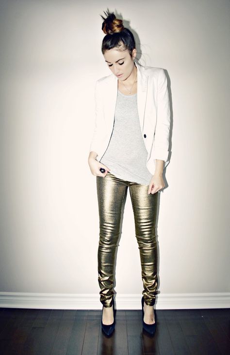 gold dust | Quality Rivets Gold Leggings Outfit, Gold Leggings, Look Casual Chic, Metallic Jeans, Asos Fashion, Metallic Pants, Nye Outfits, Metallic Leggings, Leggings Outfit