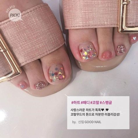 Korean Toenails Designs, Korean Toe Nail Art, Korean Pedicure, Glitter Pedicure, Glitter Toe Nails, Simple Toe Nails, Feet Nail Design, Dragon Nails, Gel Toe Nails